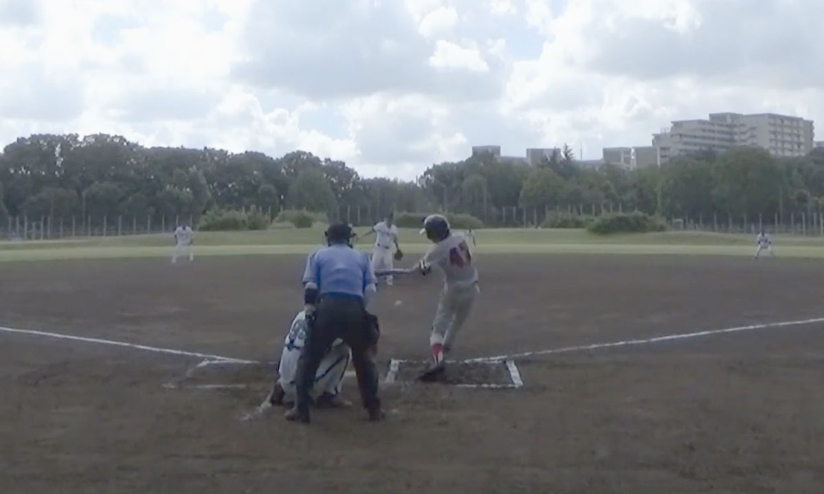 レジェンドE14関が復帰の先発マウンド。先頭打者をセカンドゴロに打ち取る