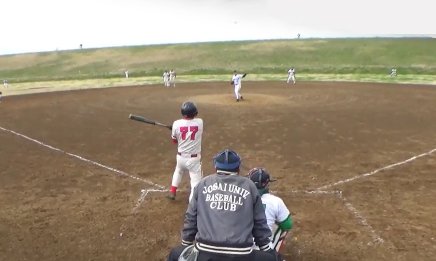 H77川峯選手、勝ち越しのセンター超え二塁打を放つ！