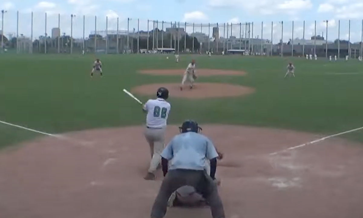 F68新人川島選手、センターへの二塁打を放つ！